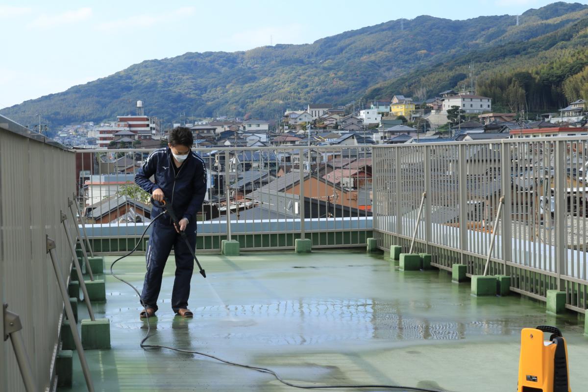 11月15日    新館の高圧洗浄